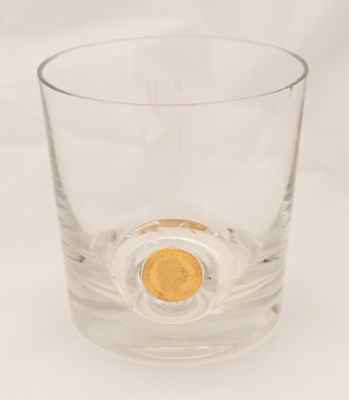 Ein Whiskeyglas aus dem ehemaligen Besitz von Josef Neckermann mit einer Goldmünze Bild 1